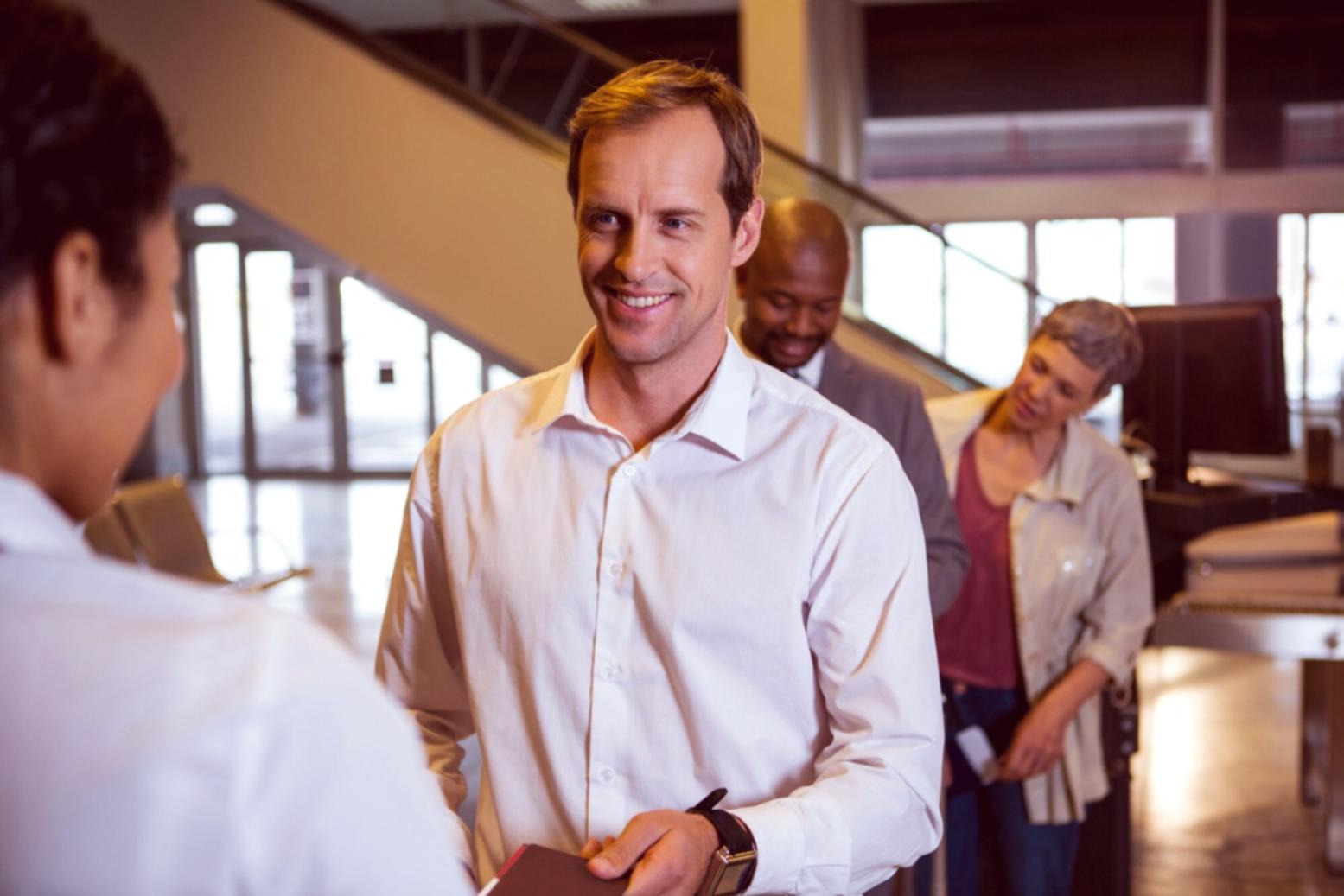 Équipe fondatrice travaillant sur les premiers prototypes de la plateforme