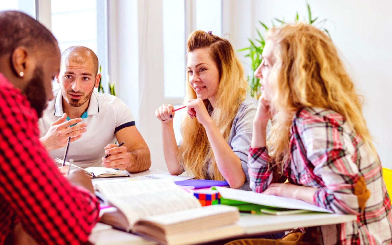Session de formation en analyse budgétaire avec participants travaillant sur des études de cas réels